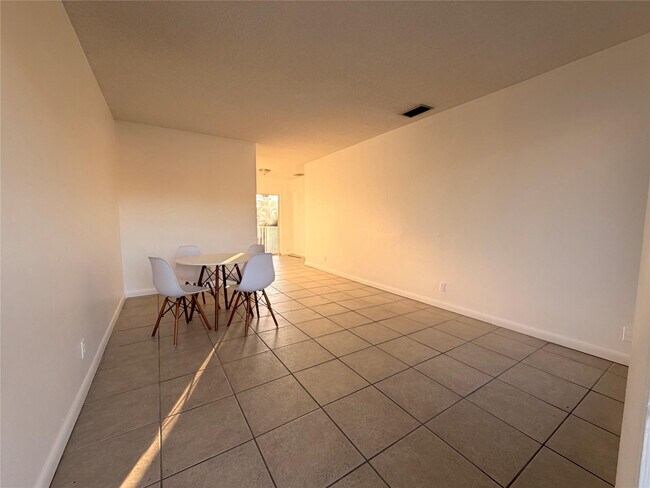 Building Photo - 600 S Luna Ct