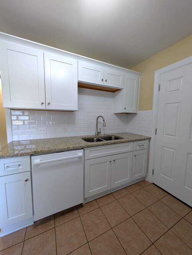 Building Photo - You won't find better!  2 Bed/1 Bath.  Dup...