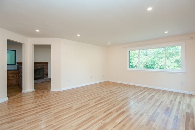 Building Photo - 10 E Bluff Rd