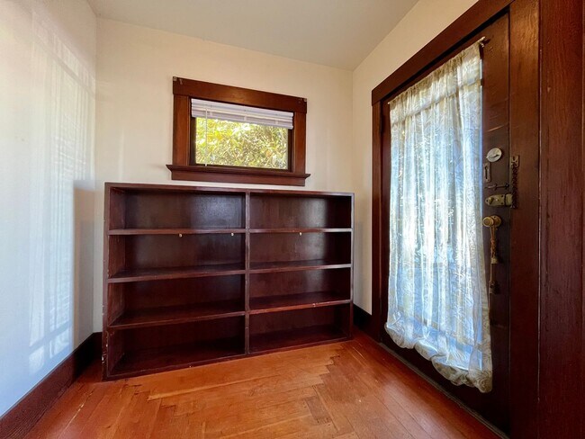 Building Photo - Cozy 1 bedroom, 1 bathroom home, conveniently located!