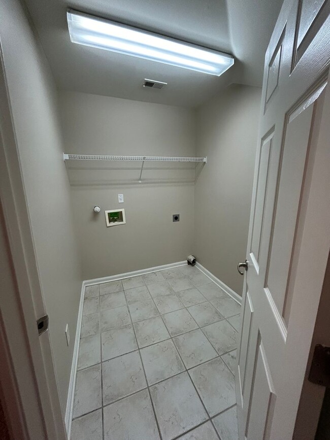 Building Photo - Large 3 bd 2.5 bath with all new paint! Fe...