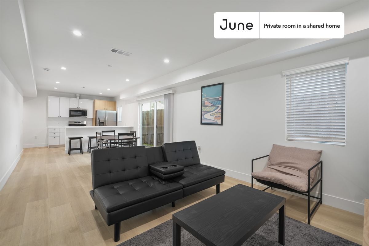 Building Photo - Room in Shared 3 bed/2 bath home