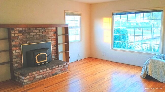 Building Photo - Beautiful Country Setting Close to Everything!