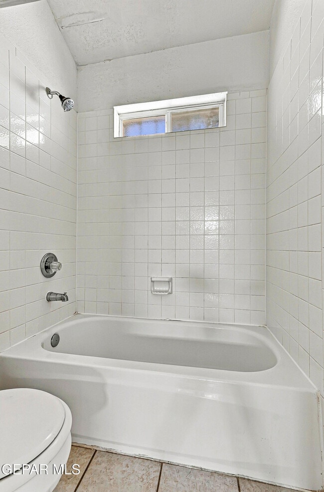 Building Photo - 4645 Loma De Plata Dr