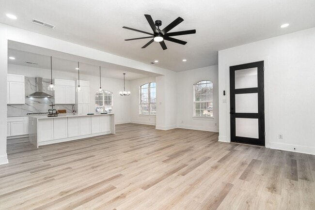 Building Photo - 2422 Vagas St