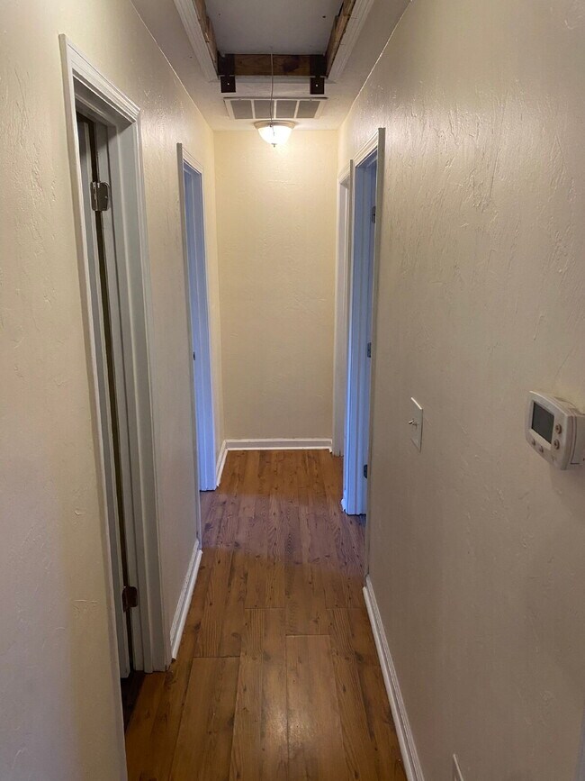 Building Photo - Gorgeous 3 Bedroom 2 Bathroom Single-Family!