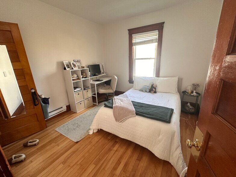 Building Photo - 25 Dustin St