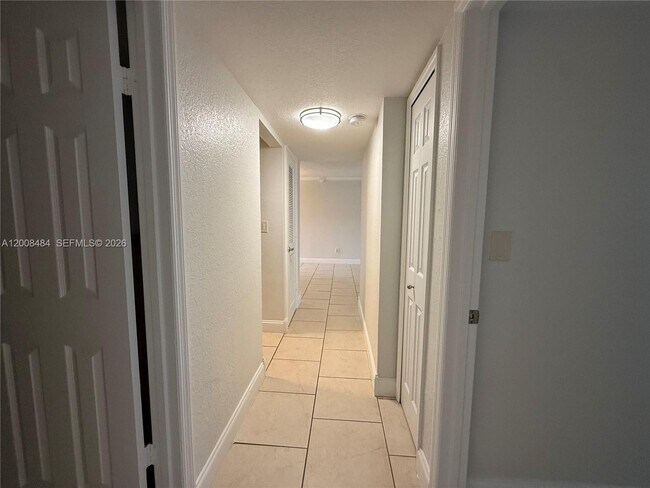 Building Photo - 9140 Fontainebleau Blvd