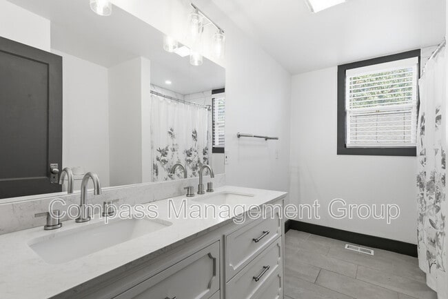 Building Photo - 3227 E 5th Ave