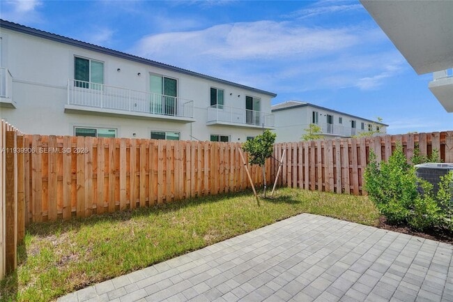 Building Photo - 732 SE 13th Ct