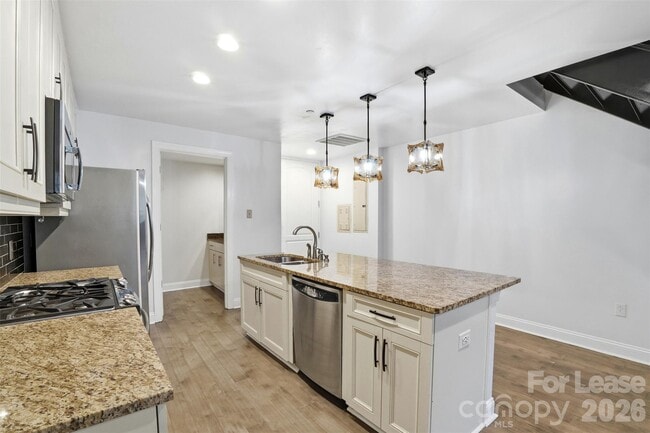 Building Photo - 701 Royal Ct