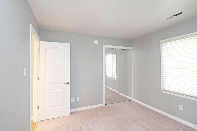 Building Photo - Beautifully Updated & Move-in Ready Hessian Hills Condo