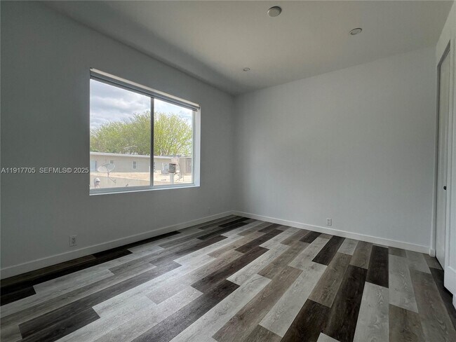 Building Photo - 1814 SW 22nd Ave