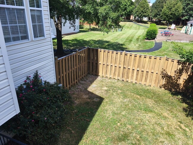 Building Photo - Exceptional End-Unit Townhome with Expansi...
