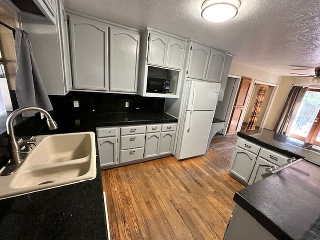 Building Photo - Single level home w/ 3Bd and 2 Ba! Availab...