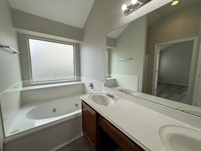 Building Photo - Enjoy living in this single story 3 bedroom+office that has a closet so it could be a 4th bedroom...