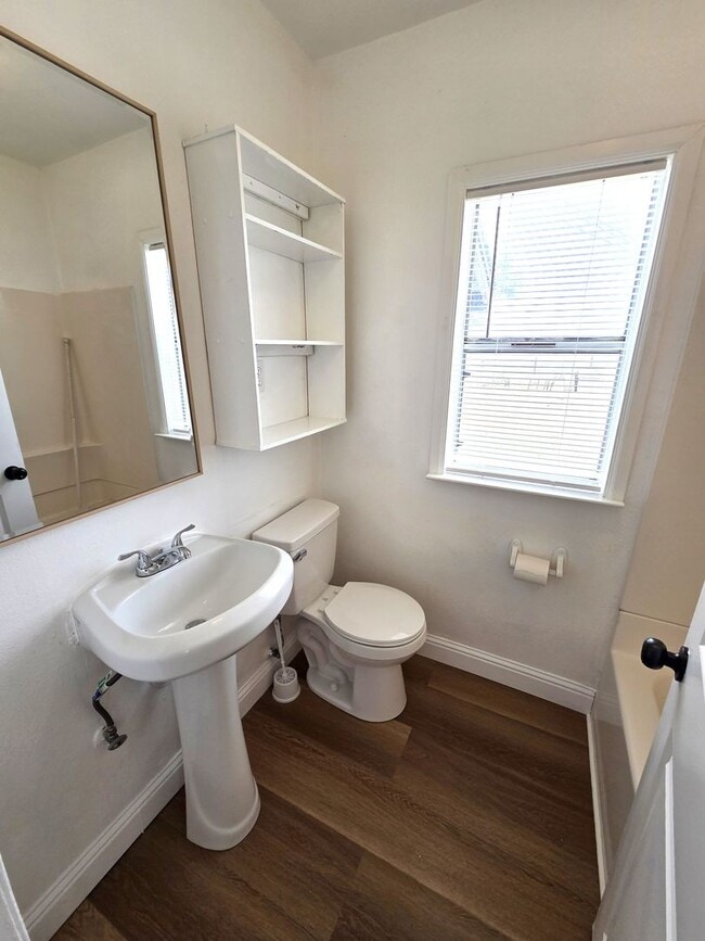 Building Photo - Updated 2 Bedroom 1 Bath Home on Large Lot