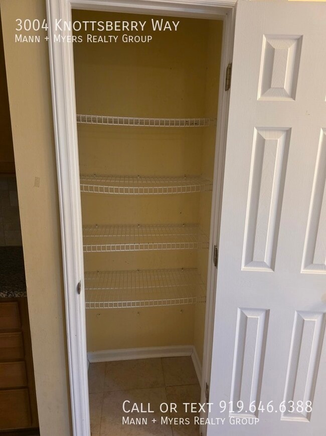 Building Photo - 3004 Knottsberry Way