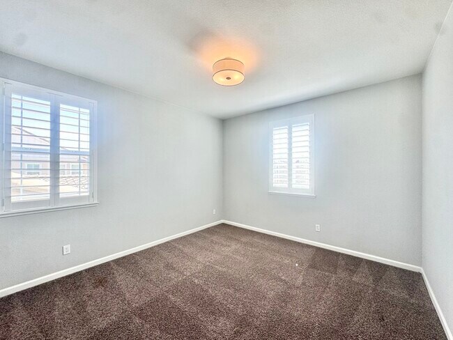 Building Photo - Stunning 5BR Home with Pool, Loft & 3-Car Garage!