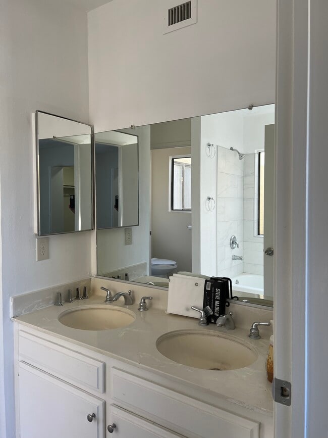 Bath vanity - 44200 Kingtree Ave