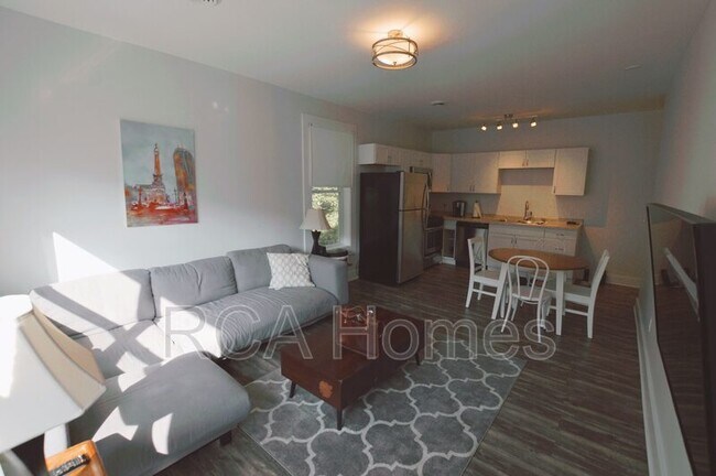 Building Photo - 1112 Pleasant St