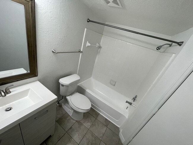 Building Photo - AVAILABLE ON JULY 1ST. BEAUTIFUL 1/1 CONDO...