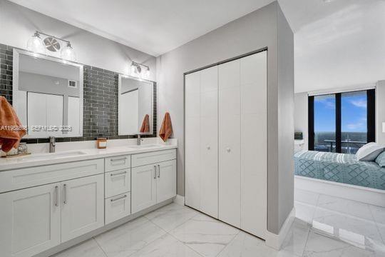 Building Photo - 20515 E Country Club Dr