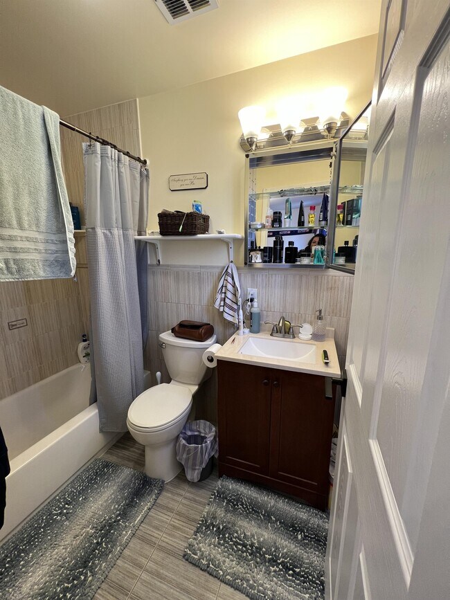 Building Photo - 241 Pine St