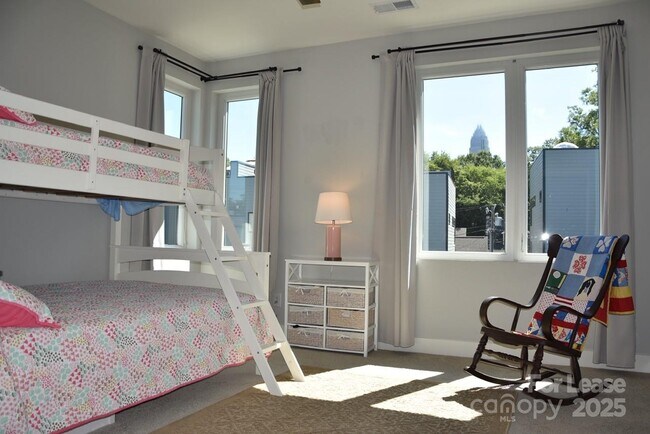 Building Photo - 916 Westbrook Dr