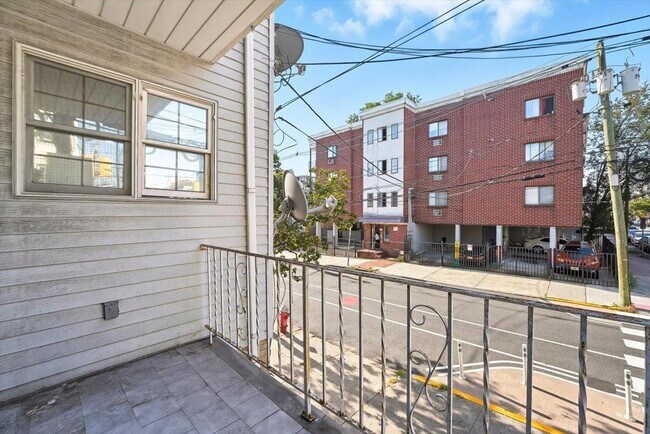 Building Photo - 56 POPLAR St