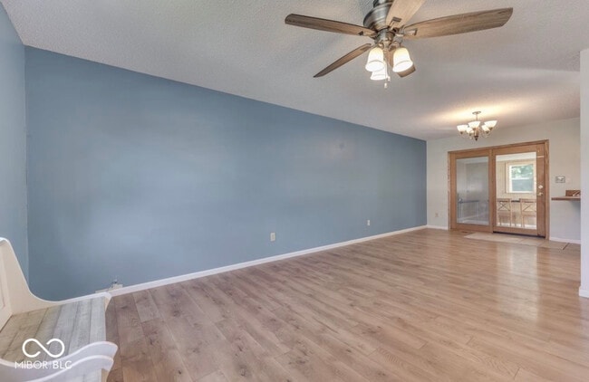 Building Photo - 3935 Mistletoe Dr