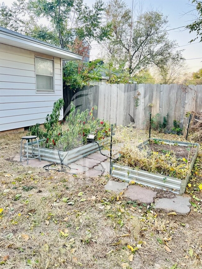 Building Photo - "Charming 4-Bedroom Home with Beautiful Hardwood Floors on South Harding Street!"