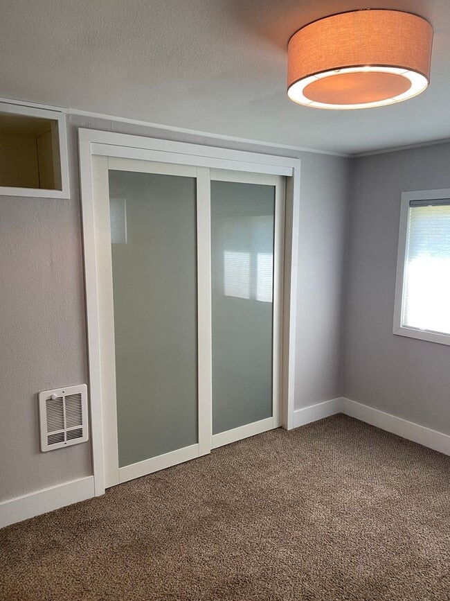 Building Photo - Fresh and bright!! 3 bedroom, 1 bath on la...