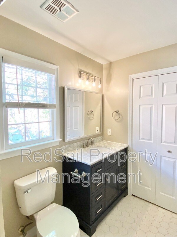 Building Photo - 348 Llewellyn Mews