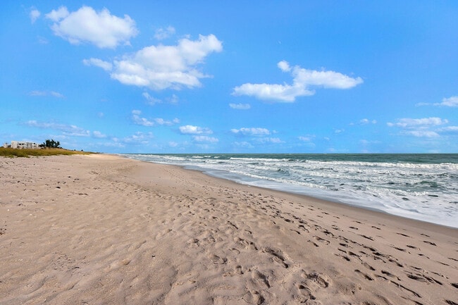 Building Photo - 5059 N Hwy A1A