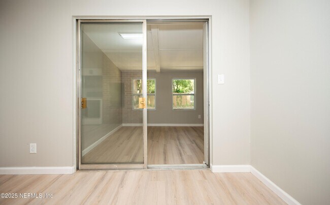Building Photo - 313 Suzanne Dr