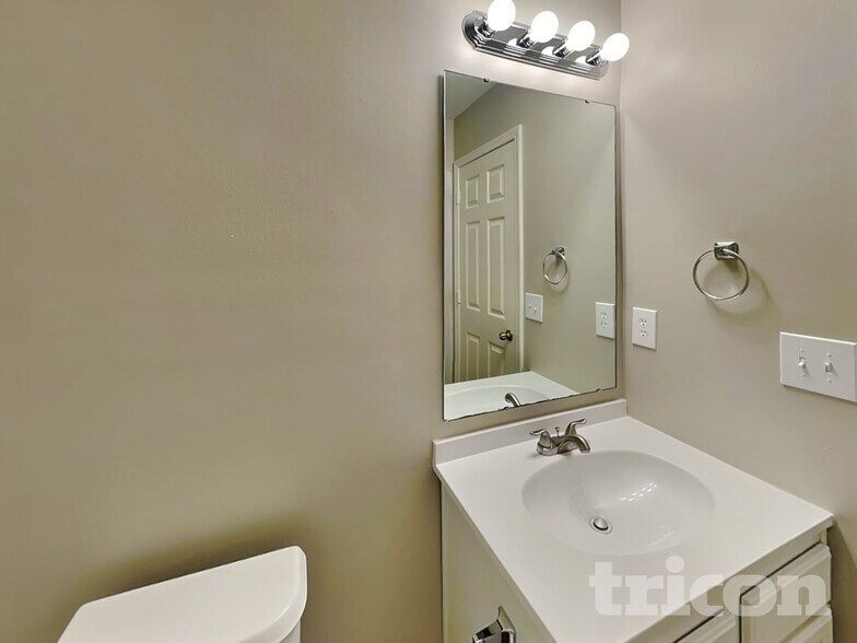 Building Photo - 10247 Hugue Way