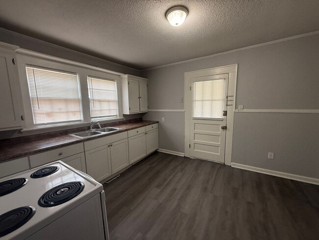 Building Photo - Three bedroom, 1 bath house in Burlington