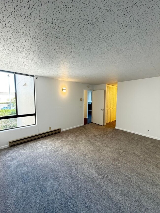 Building Photo - 2101 Shore Line Dr