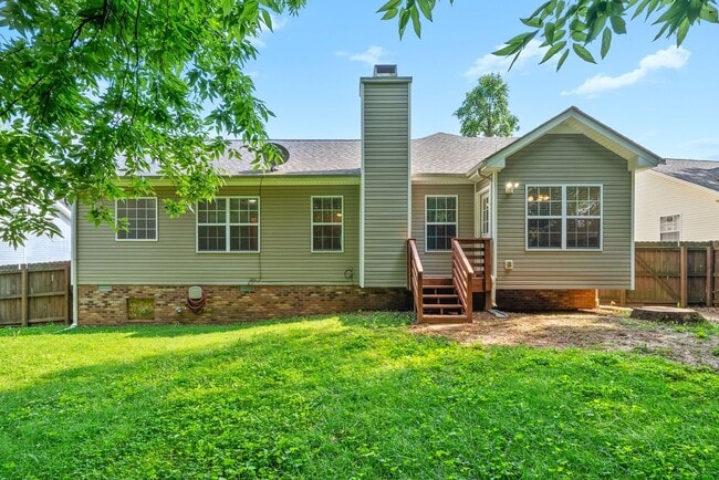 Building Photo - Pet Friendly Three Bedroom with Bonus!