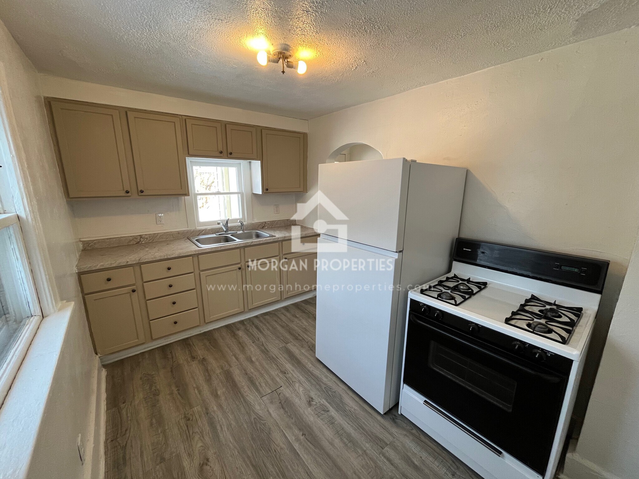 Building Photo - 1428 W 10th St