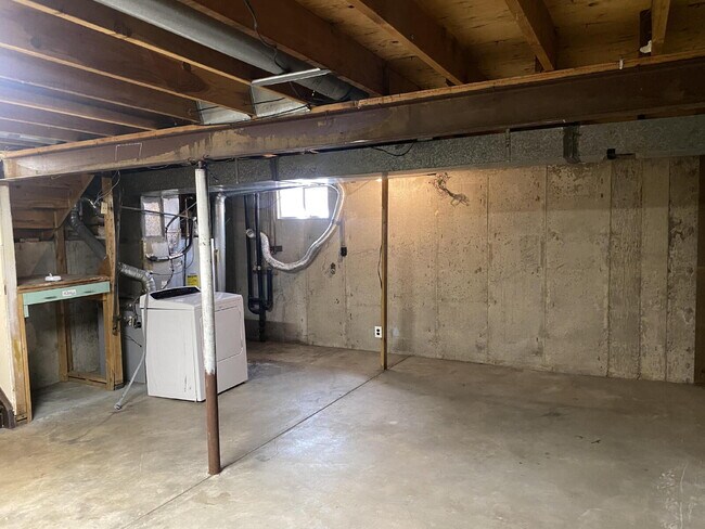 Building Photo - "Charming 3-Bed Oasis with 2 Full Baths in...