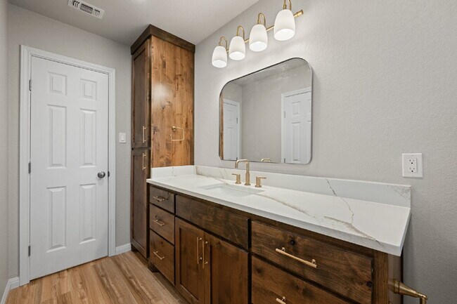 Building Photo - 2 Bed, 2 Bath Duplex