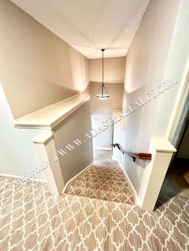 Building Photo - MOVE IN SPECIAL!! Beautiful 4 Bed/4 Bath H...