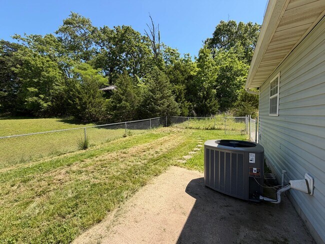 Building Photo - 3-Bedroom Home in Quiet Neighborhood Located in St. Robert, MO!