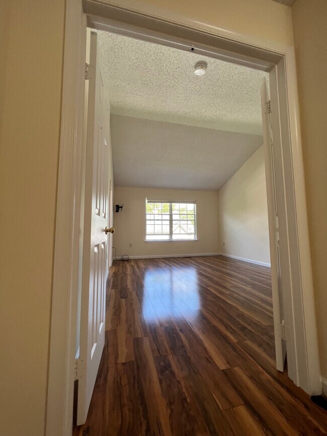 Master Bedroom - 25 Balboa Ln