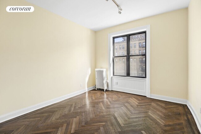 Building Photo - 880 W 181st St