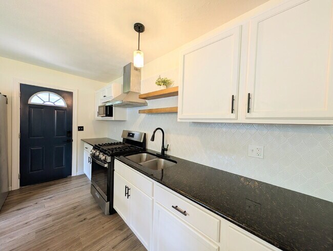 Building Photo - Fully Renovated 3BR/2BA, Fenced Yard, Pet-Friendly — Minutes to Fort Benning — Lawn Care, Pest Co...