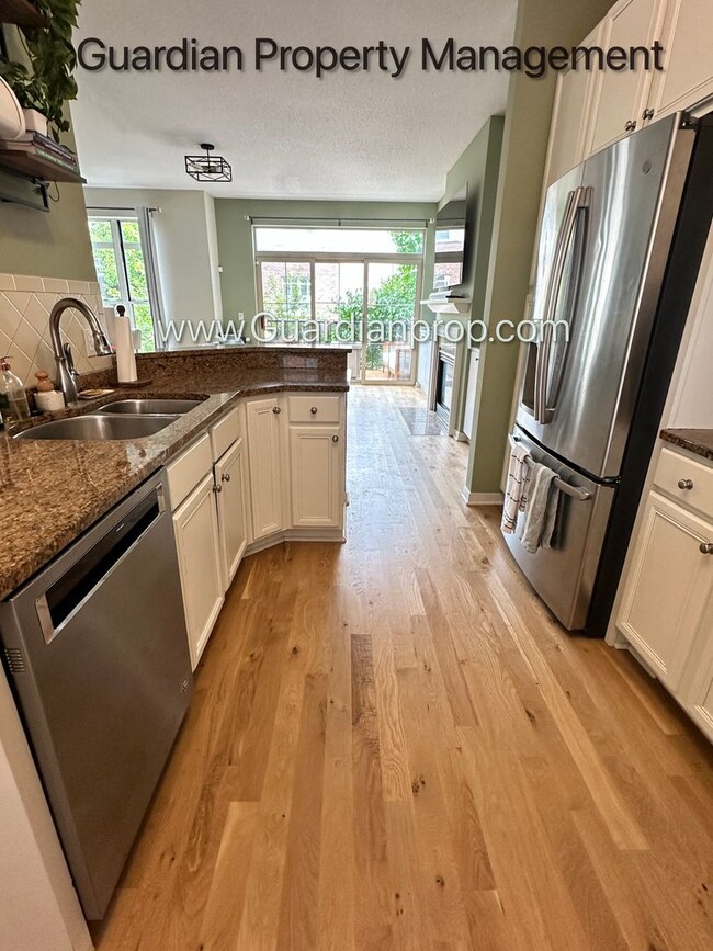 Building Photo - Northeast Minneapolis Town Home, Patio/Dec...