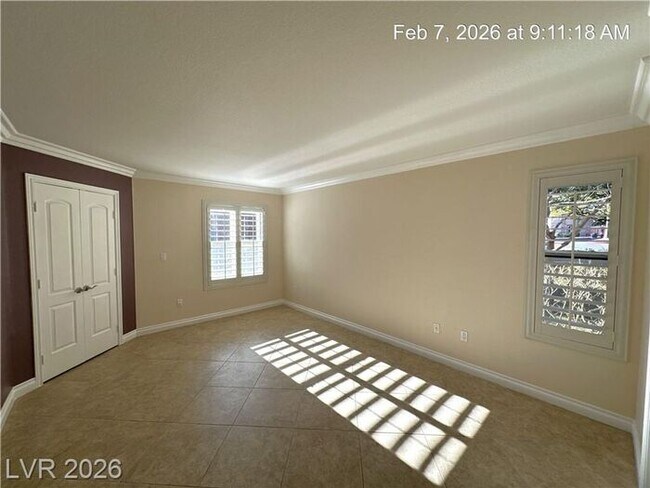 Building Photo - FANTASTIC 1ST FLOOR UNIT IN GATED COMMUNITY-NW!!